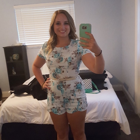 Blue floral romper - Picture 3 of 3